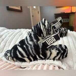 UGG FLUFF YEAH ZEBRA 🦓 Black and Cream Slippers
